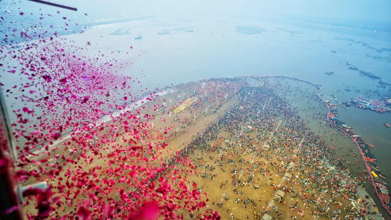  श्रद्धालुओं पर पुष्पवर्षा का दृश्य। फोटोः IANS 