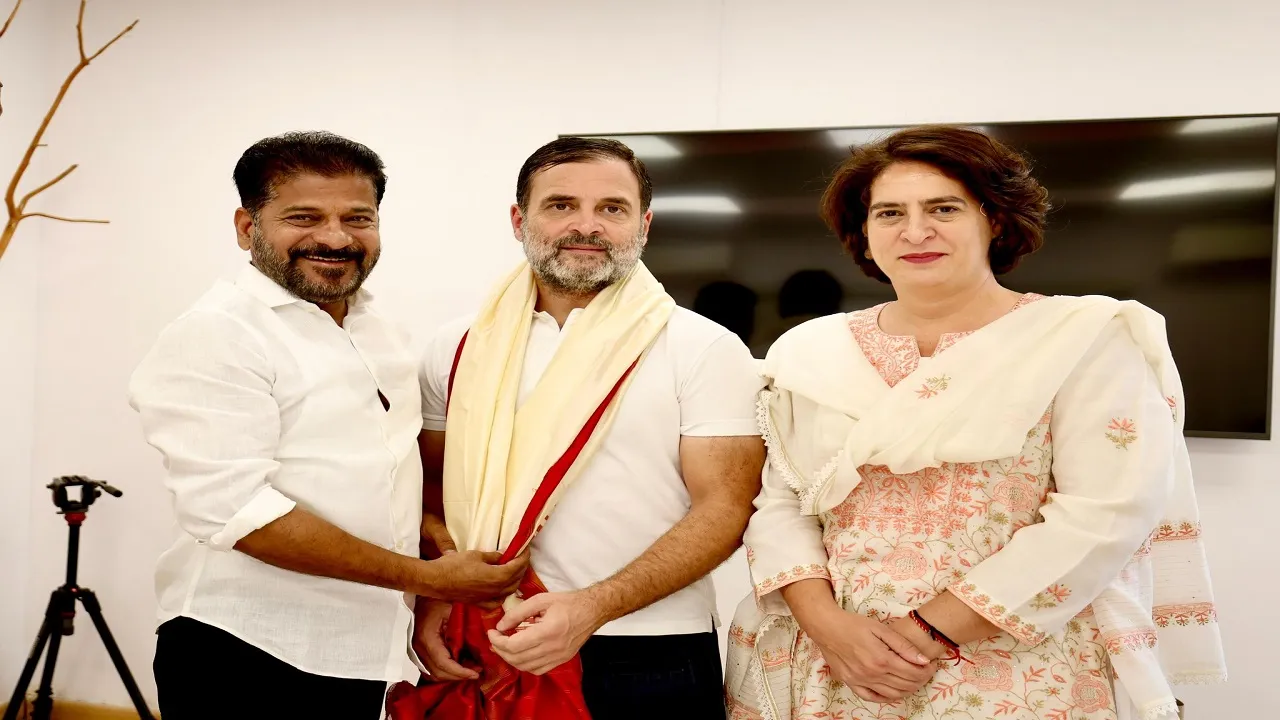  रेवंत रेड्डी, राहुल गांधी और प्रियंका गांधी Photograph: (IANS) 