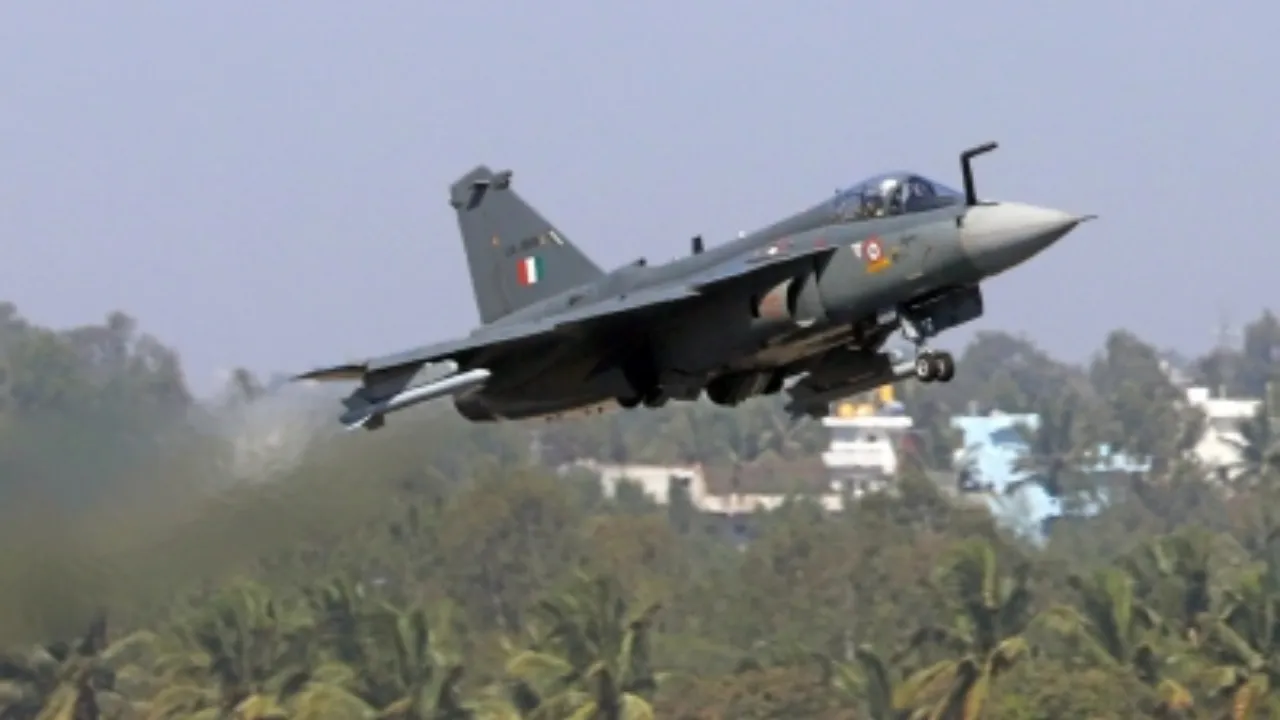  HAL वायु सेना को सौंपेगी तेजस विमान Photograph: (आईएएनएस) 