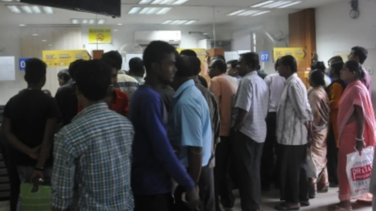  Bank Counter  Photograph: (आईएएनएस) 