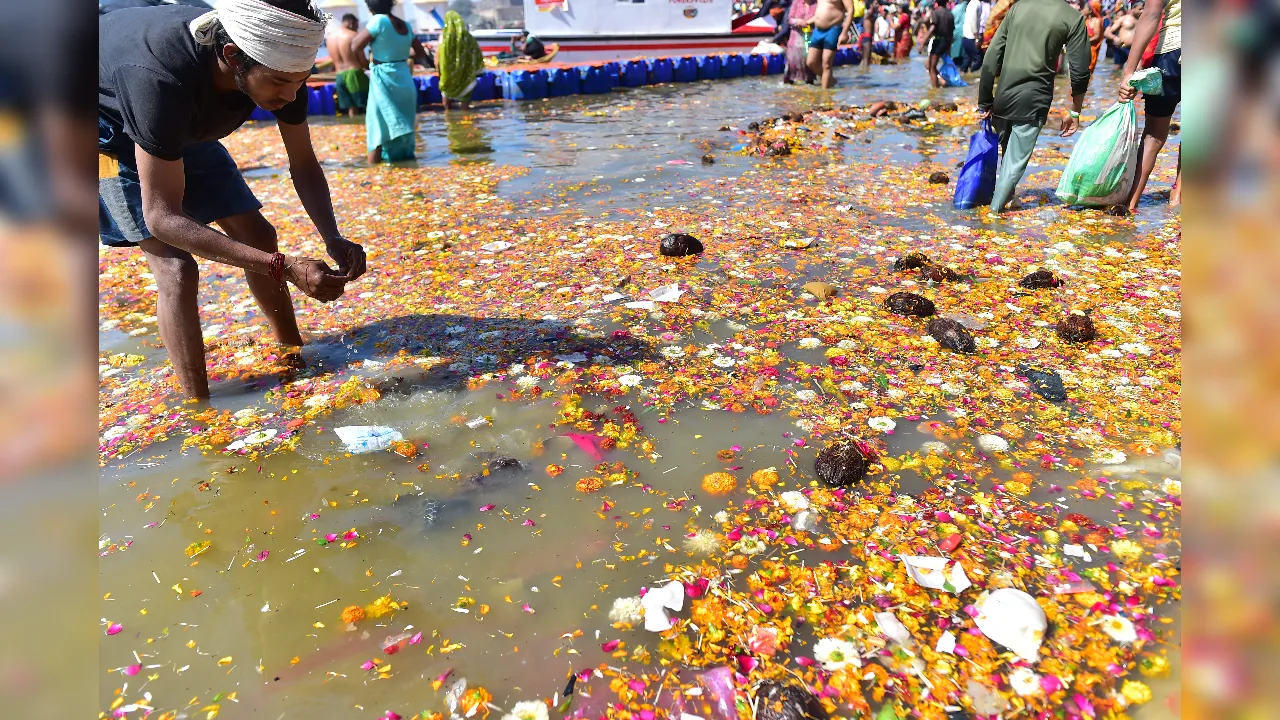  महाकुंभ में स्नान के लिए अनुपयुक्त गंगा जल। Photograph: (IANS) 