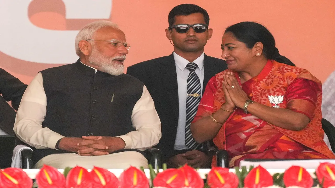  शपथ ग्रहण समारोह में पीएम नरेंद्र मोदी और रेखा गुप्ता Photograph: (IANS) 