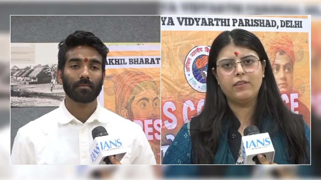  इस मुद्दे को लेकर एबीवीपी ने केंद्रीय शिक्षा मंत्री धर्मेंद्र प्रधान को ज्ञापन भी सौंपा। Photograph: (IANS) 