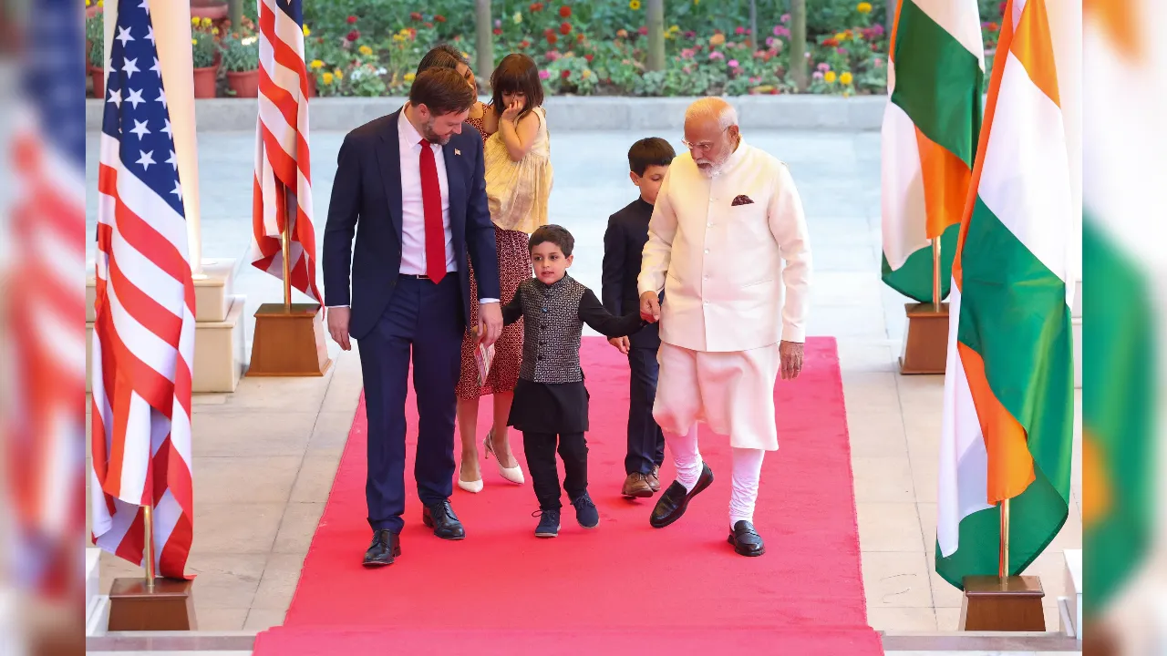  पीएम नरेंद्र मोदी के आधिकारिक आवास पर पहुंचा वेंस परिवार। 