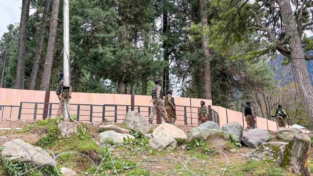  पिछले तीन दिनों से पाक की तरफ से गोलीबारी की जा रही है। 