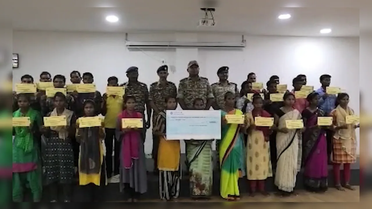  छत्तीसगढ़ के बीजापुर में 24 नक्सलियों ने किया आत्मसमर्पण, 14 पर था 28.5 लाख का इनाम