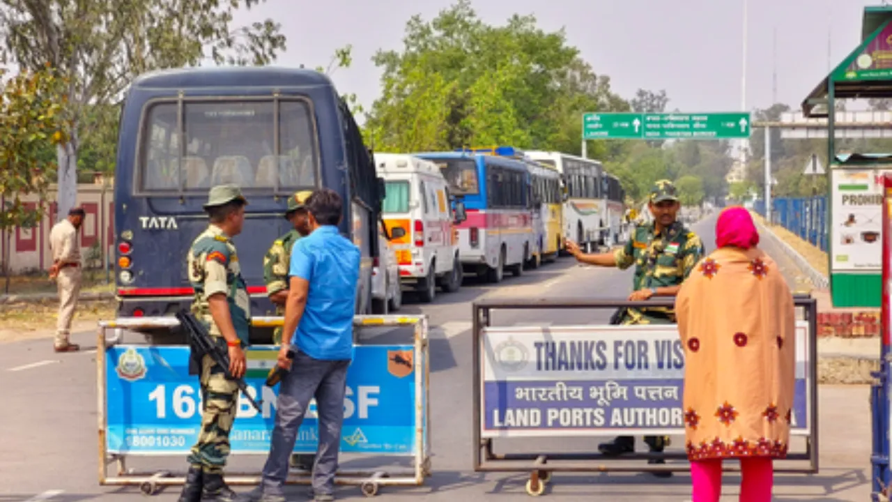  आतंकी साजिश को बीएसएफ ने किया नाकाम Photograph: (आईएएनएस) 