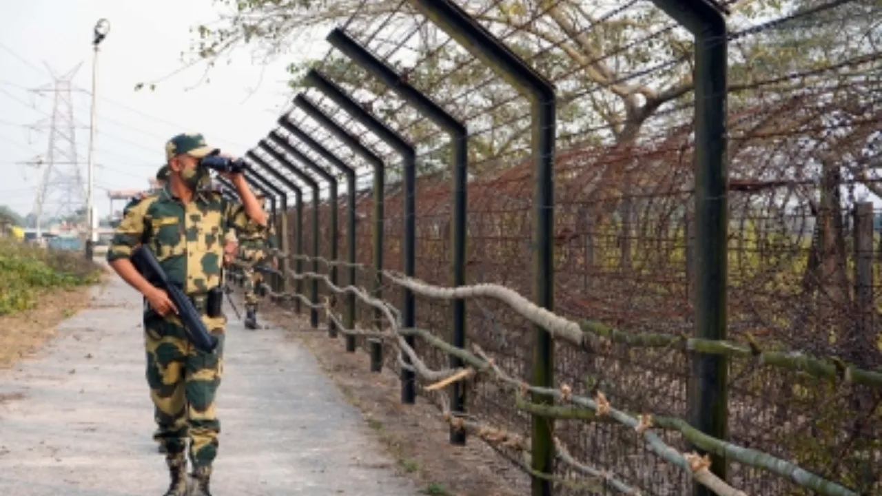  भारत-बांग्लादेश सीमा पर बीएसएफ ने जब्त किया 1.56 करोड़ रुपये का सोना Photograph: (आईएएनएस) 
