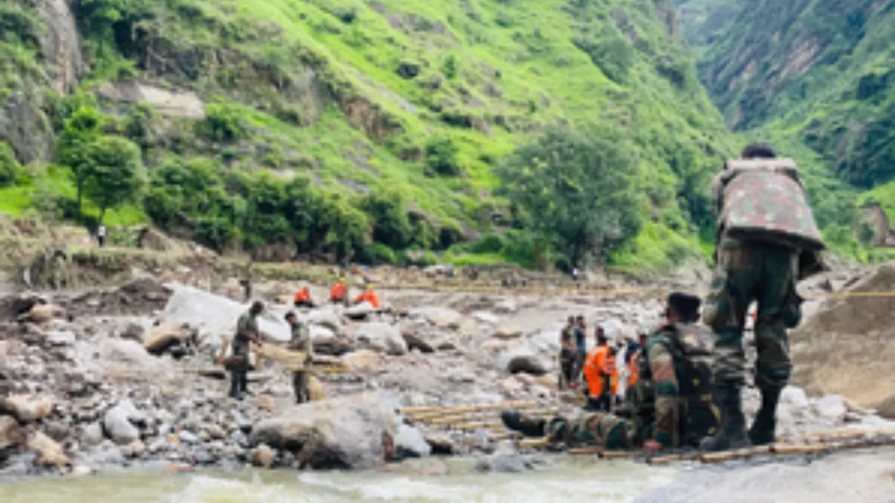  जम्मू-कश्मीर के रामबन में खाई में गिरा सेना का वाहन Photograph: (आईएएनएस) 