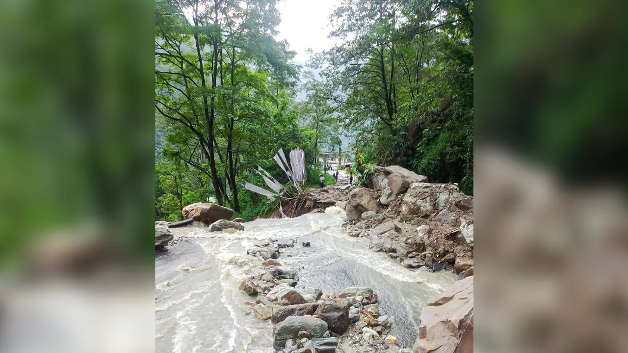  मंगन: शनिवार को मंगन में भारी बारिश और भूस्खलन के कारण संकलंग-टूंग रोड का एक हिस्सा बह गया। 31 मई, 2025।  Photograph: (IANS) 