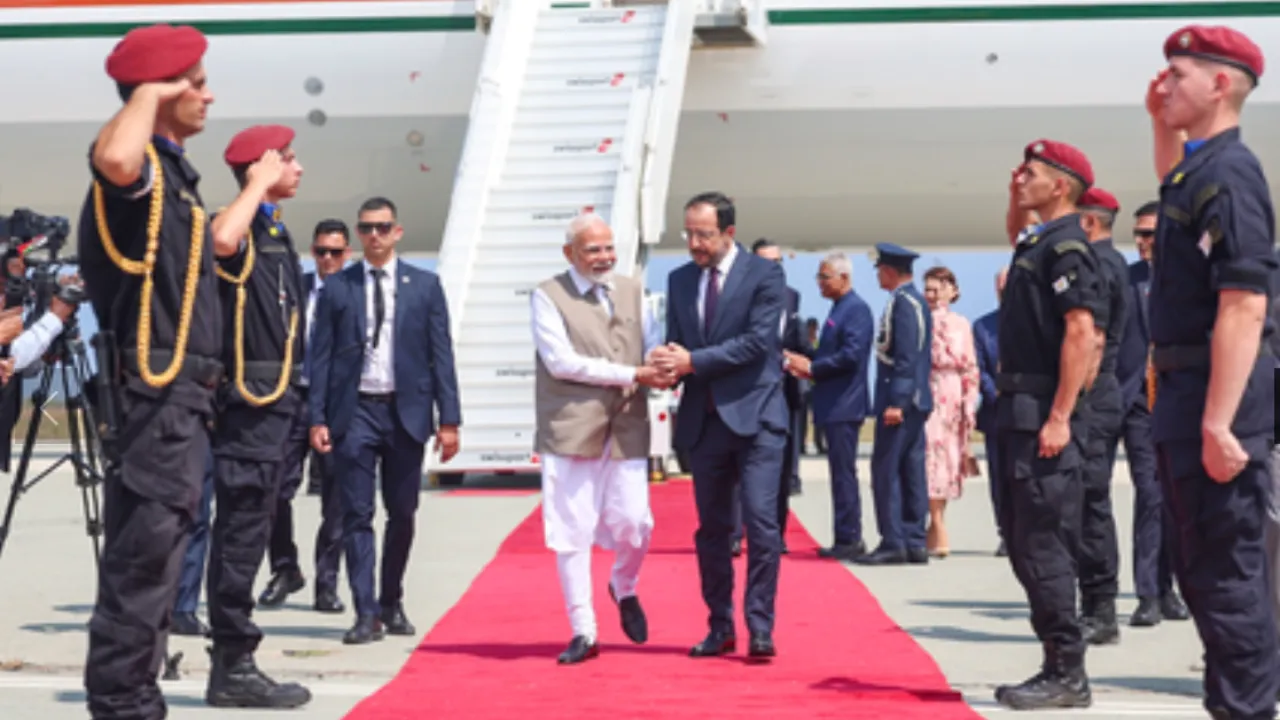  पीएम मोदी पहुंचे साइप्रस Photograph: (आईएएनएस) 