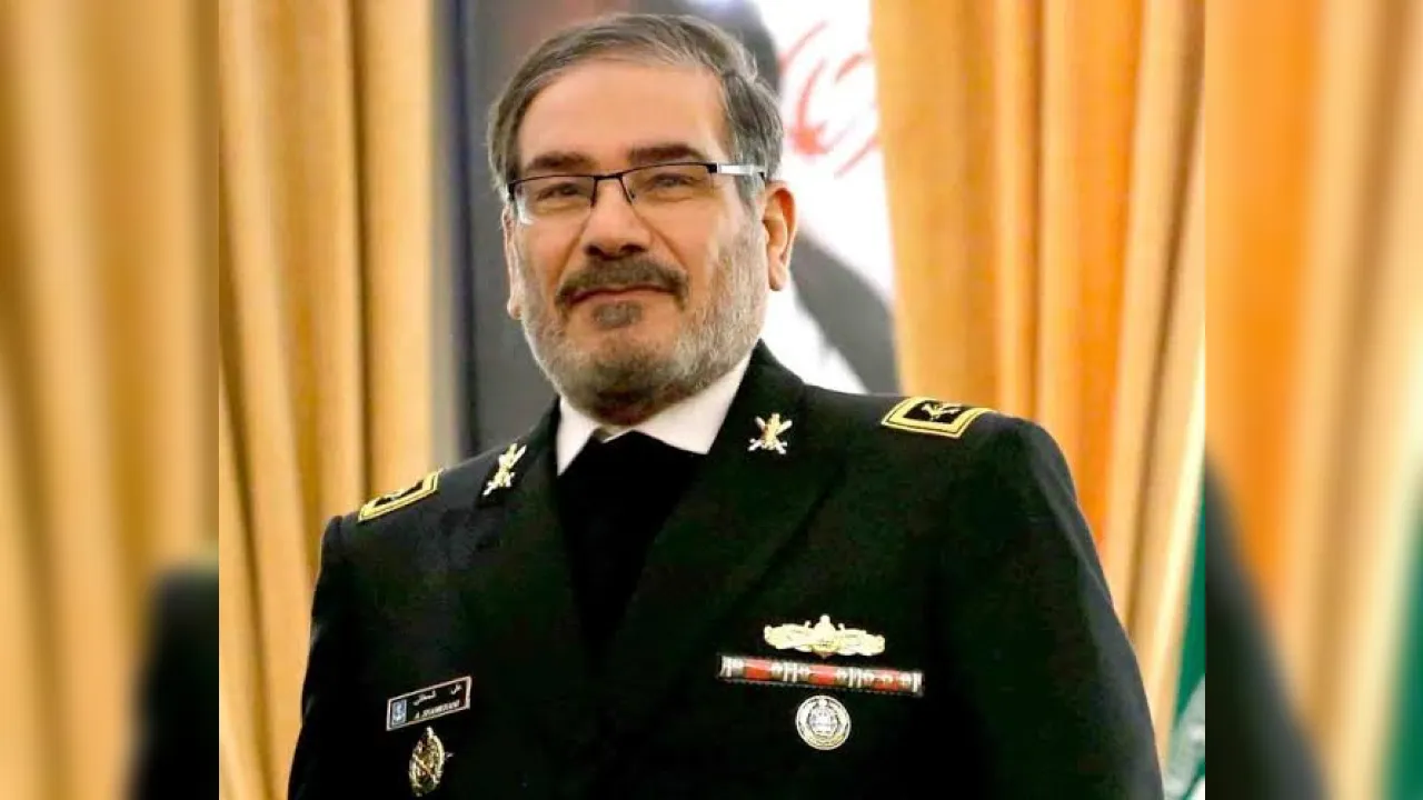  अयातुल्ला अली खामेनेई के सलाहकार रियर एडमिरल अली शामखानी  X/Iran Armed Forces 