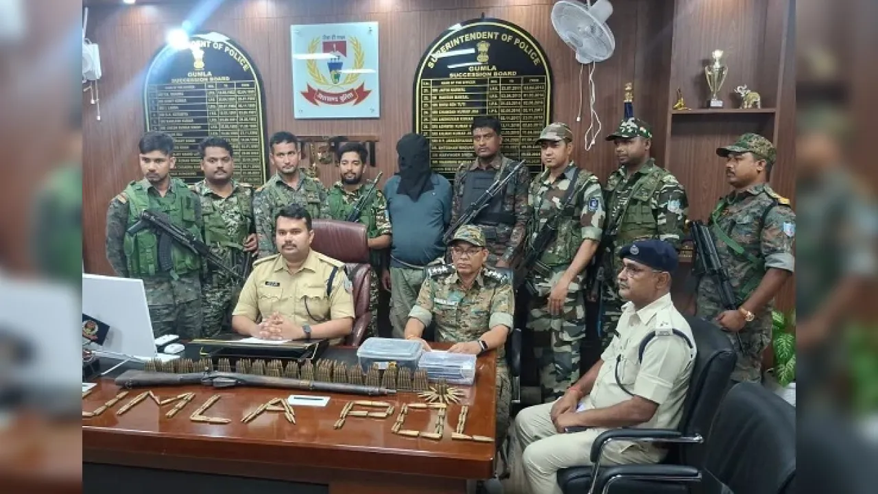  गुमला में मुठभेड़ के बाद 5 लाख का इनामी नक्सली फिरोज अंसारी गिरफ्तार, हथियार और 350 गोलियां जब्त
