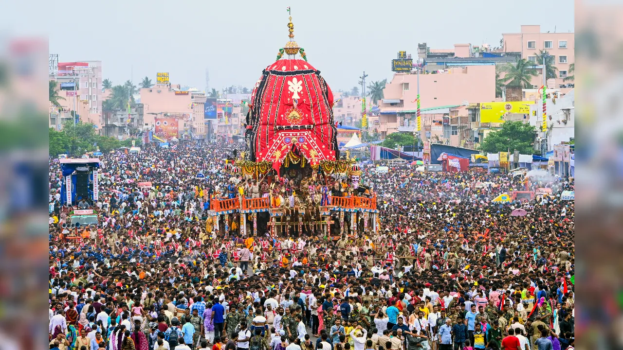  पुरी भगदड़ मामले में दो अधिकारी निलंबित, कलेक्टर-एसपी का तबादला; पीड़ित परिजनों को 25 लाख की मदद