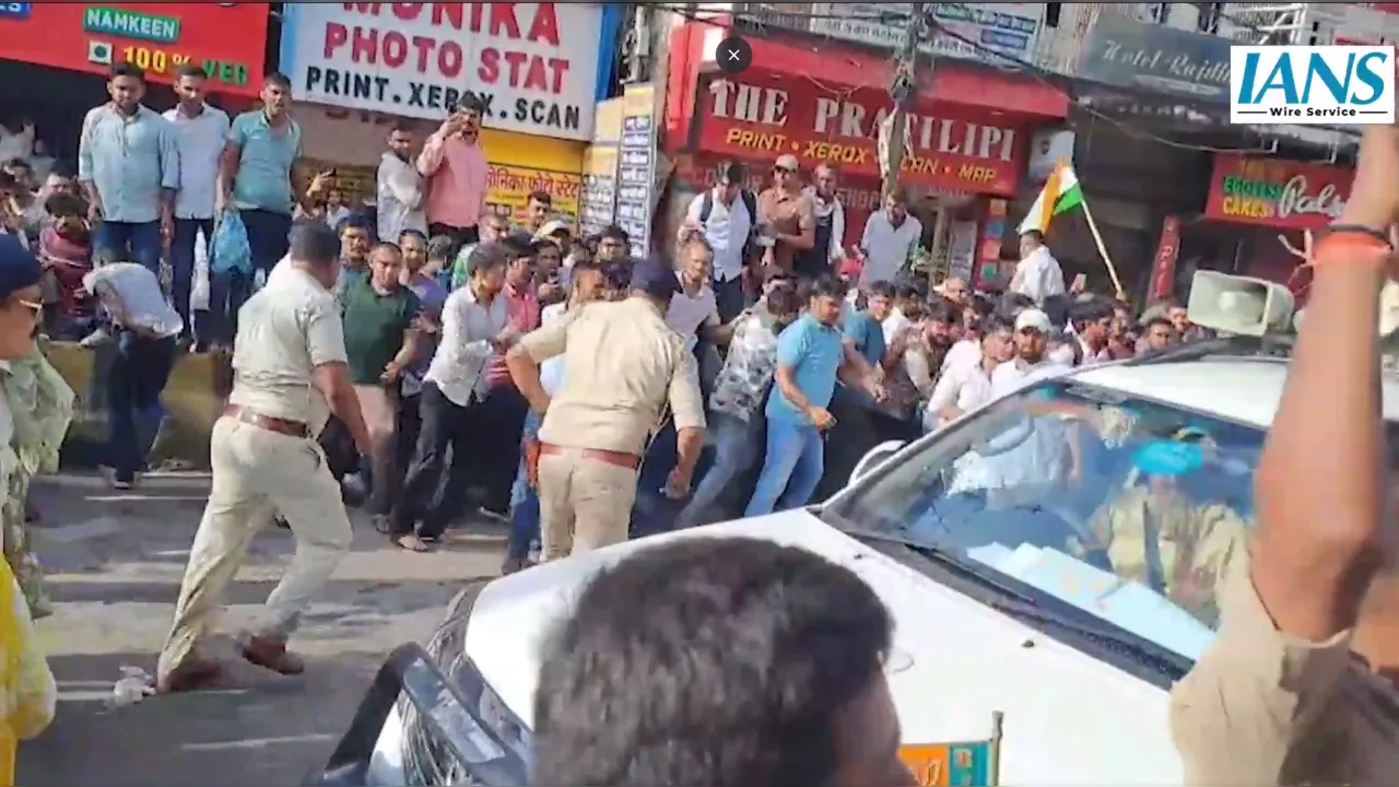  डोमिसाइल नीति की मांग को लेकर पटना में छात्रों का उग्र प्रदर्शन, डाकबंगला पर लाठीचार्ज और कई हिरासत में