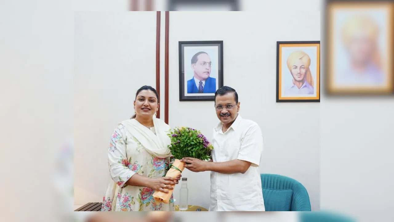   अरविंद केजरीवाल के साथ पूर्व मंत्री अनमोल गगन मान ।  X/@AnmolGaganMann 