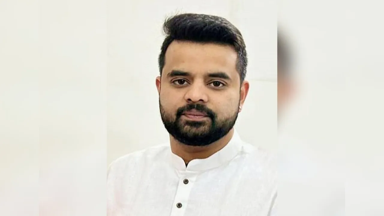 जैसे ही प्रज्वल रेवन्ना को दोषी ठहराया गया, वे अदालत में ही फूट-फूट कर रोने लगे। 