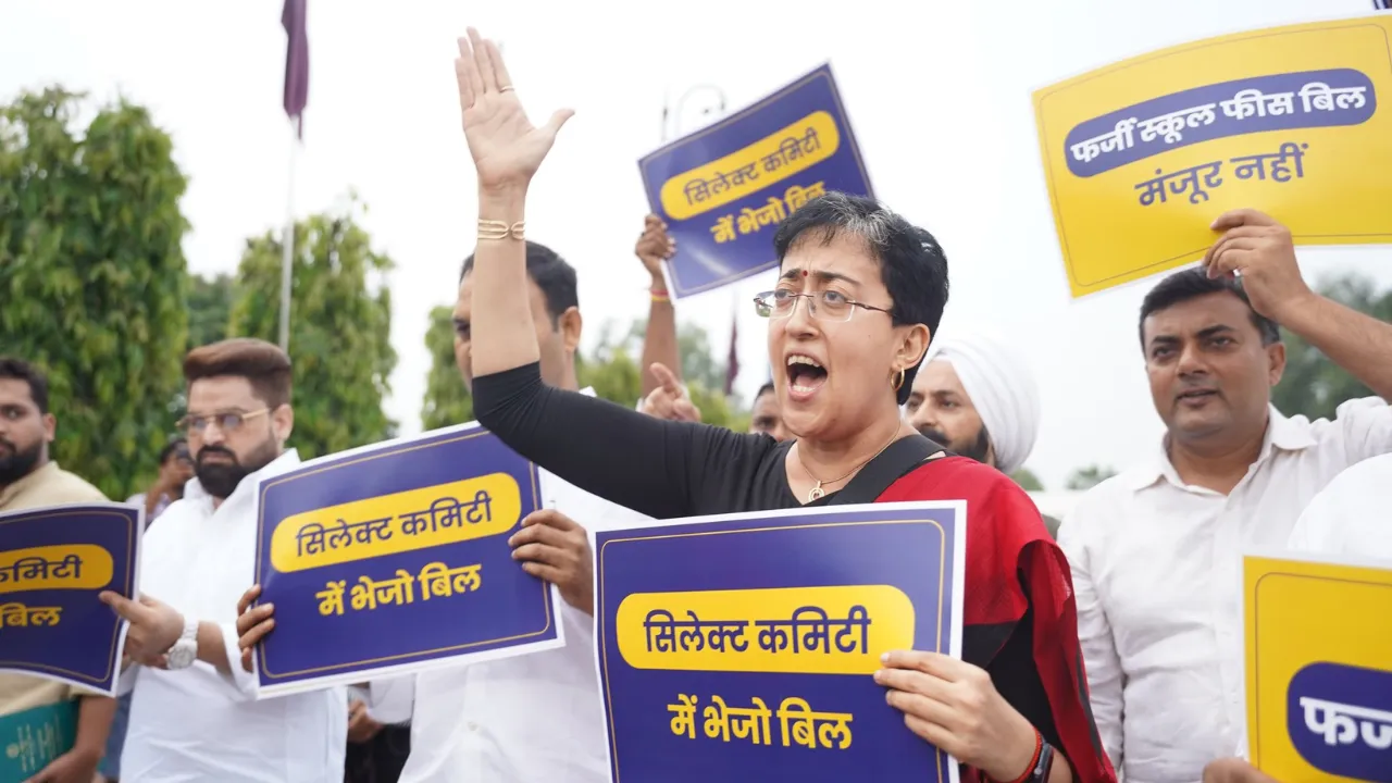  दिल्ली विधानसभा में आप विधायकों का प्रदर्शन Photograph: (सोशल मीडिया - एक्स) 
