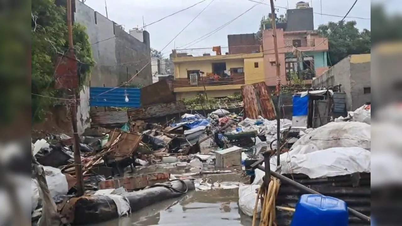  यह हादसा एक पुराने मंदिर के पास हुआ, जहाँ ज्यादातर कबाड़ बीनने वाले लोग झुग्गियों में रहते थे। IANS 