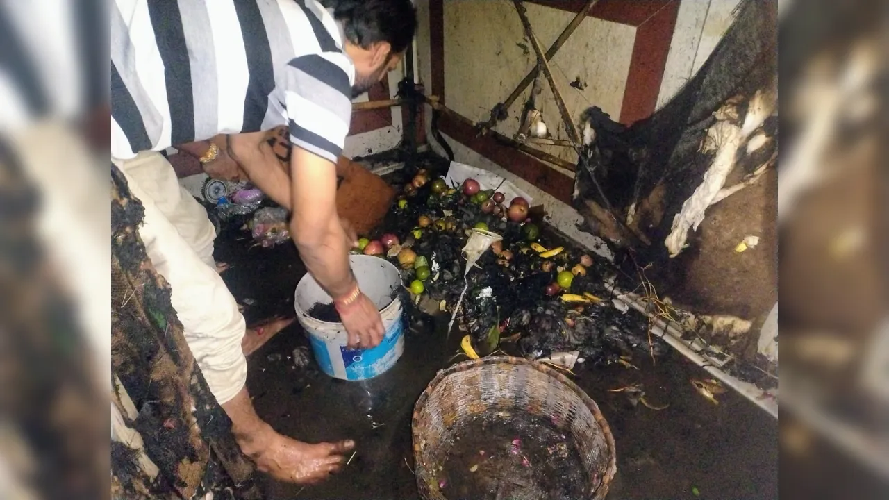  'आत्म विश्वेश्वर महादेव मंदिर' में आग लगने से भगदड़ जैसी स्थिति पैदा हो गई। Photograph: (IANS) 