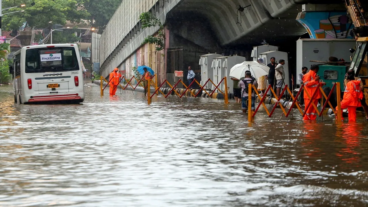  Mumbai Rains Update: 'रेड अलर्ट' पर मुंबई, स्कूल-कॉलेज सहित कई सरकारी कार्यालय बंद, हवाई सफर भी प्रभावित