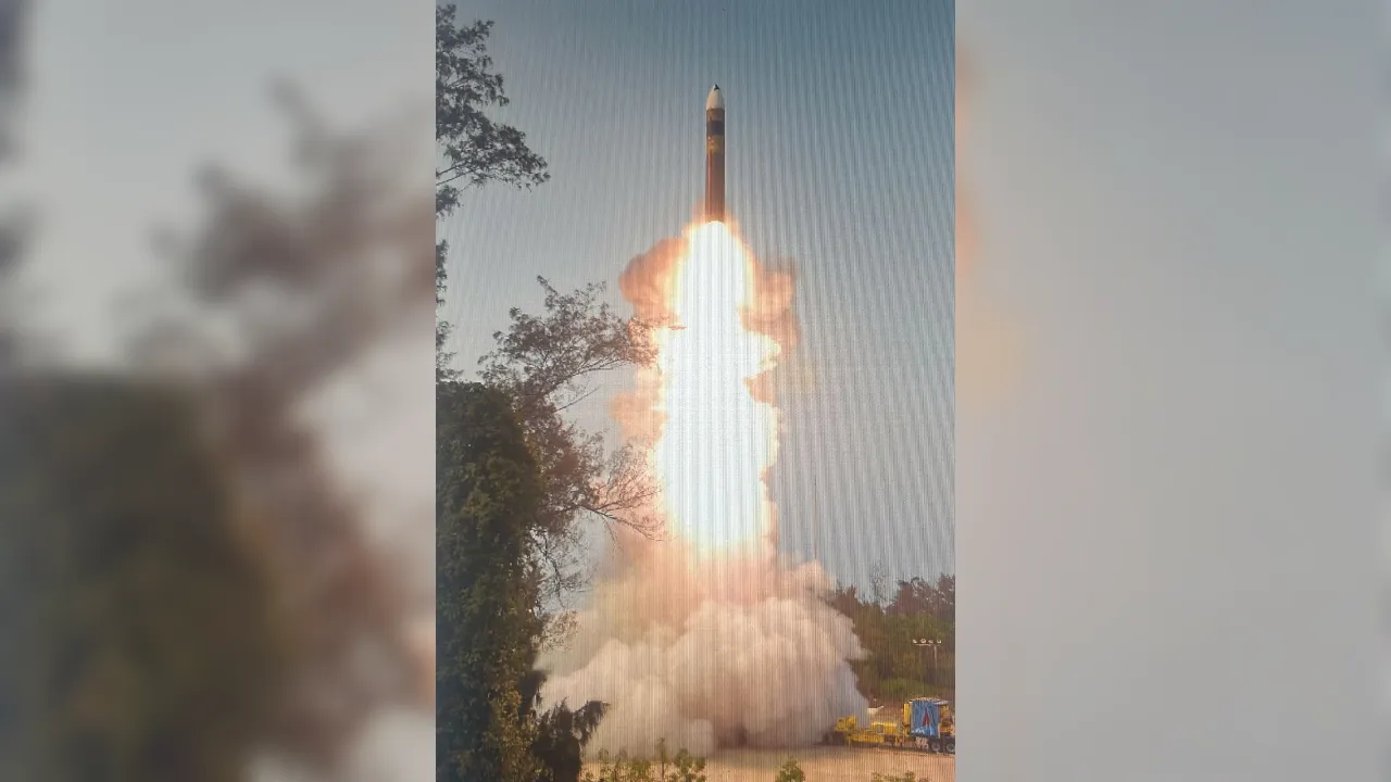  भारत ने अपनी पहली इंटर कॉन्टिनेंटल बैलिस्टिक मिसाइल अग्नि-5 का सफल परीक्षण किया