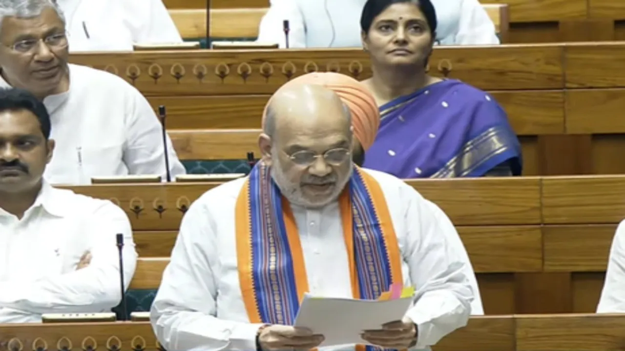  पीएम-सीएम और मंत्री को पद से हटाने वाले विधेयक पर हंगामा, विपक्ष ने फाड़े बिल, अमित शाह पर फेंकी प्रतियां