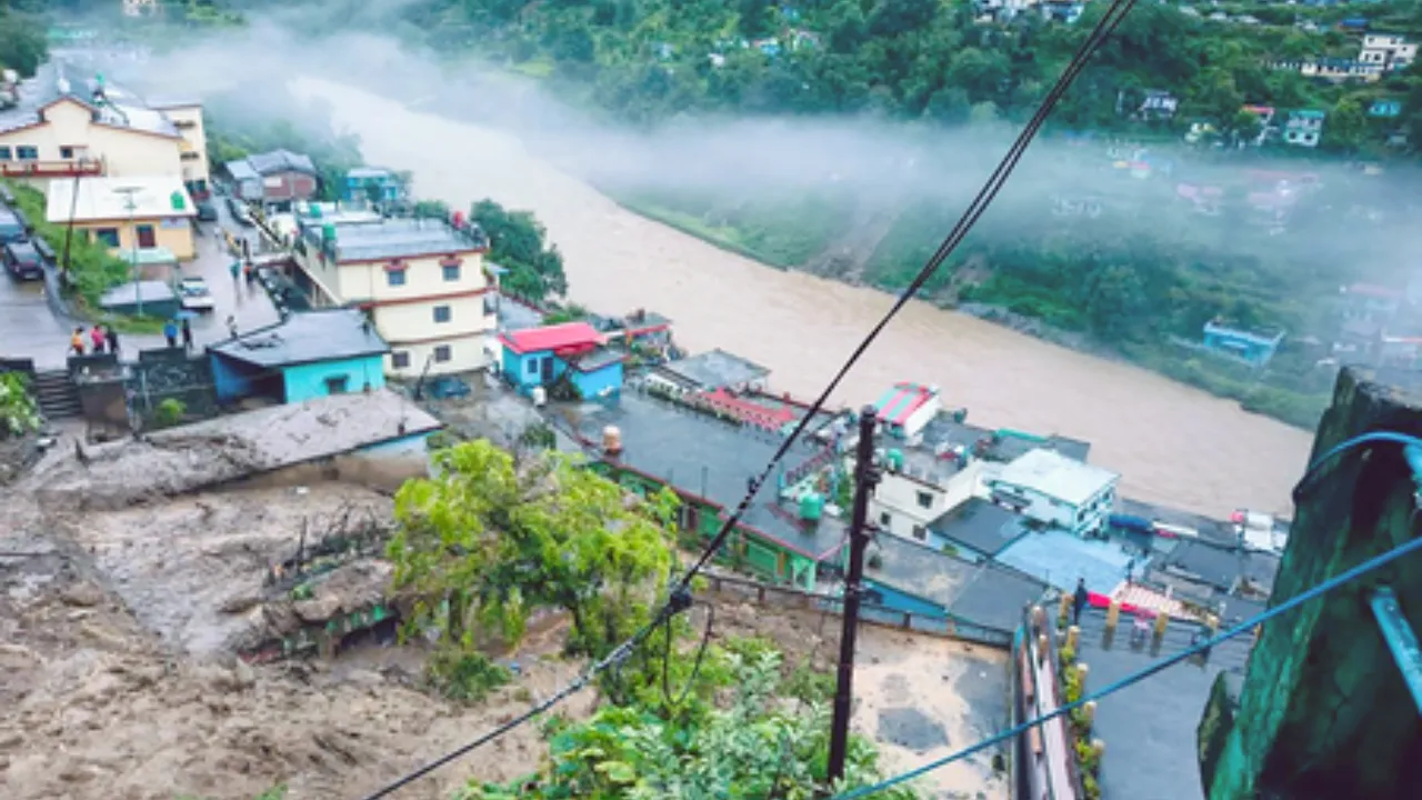  उत्तराखंड के चमोली जिले में बादल फटने से तबाही Photograph: (आईएएनएस) 