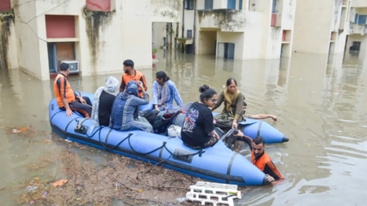  जम्मू में भारी बारिश के चलते सड़कें बंद, आम जनजीवन प्रभावित Photograph: (आईएएनएस) 