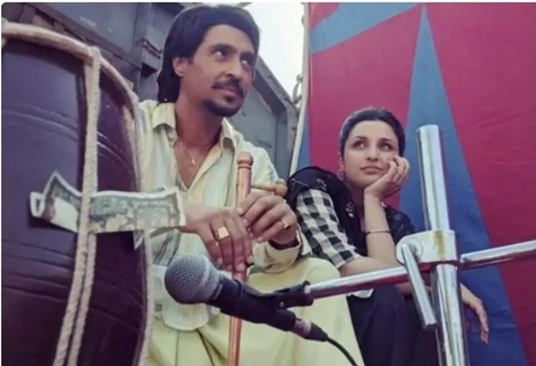  अमर सिंह चमकीला फिल्म के एक दृश्य में दिलजीत दोसांझ और परिणीति चोपड़ा। 