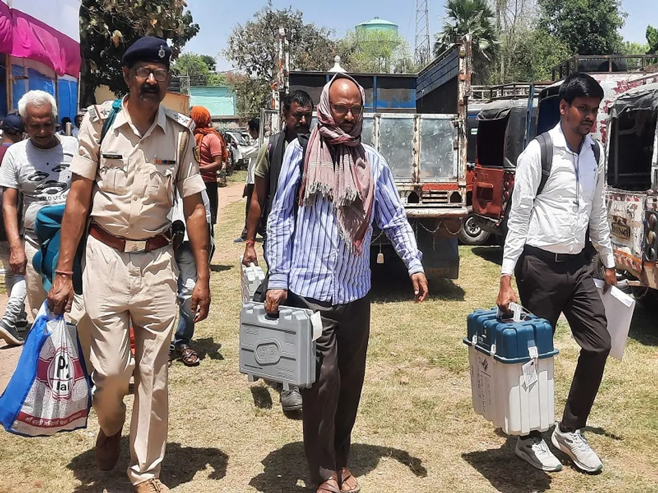  लोकसभा चुनाव 2024: पहले चरण के मतदान की तैयारी (फोटो- IANS) 