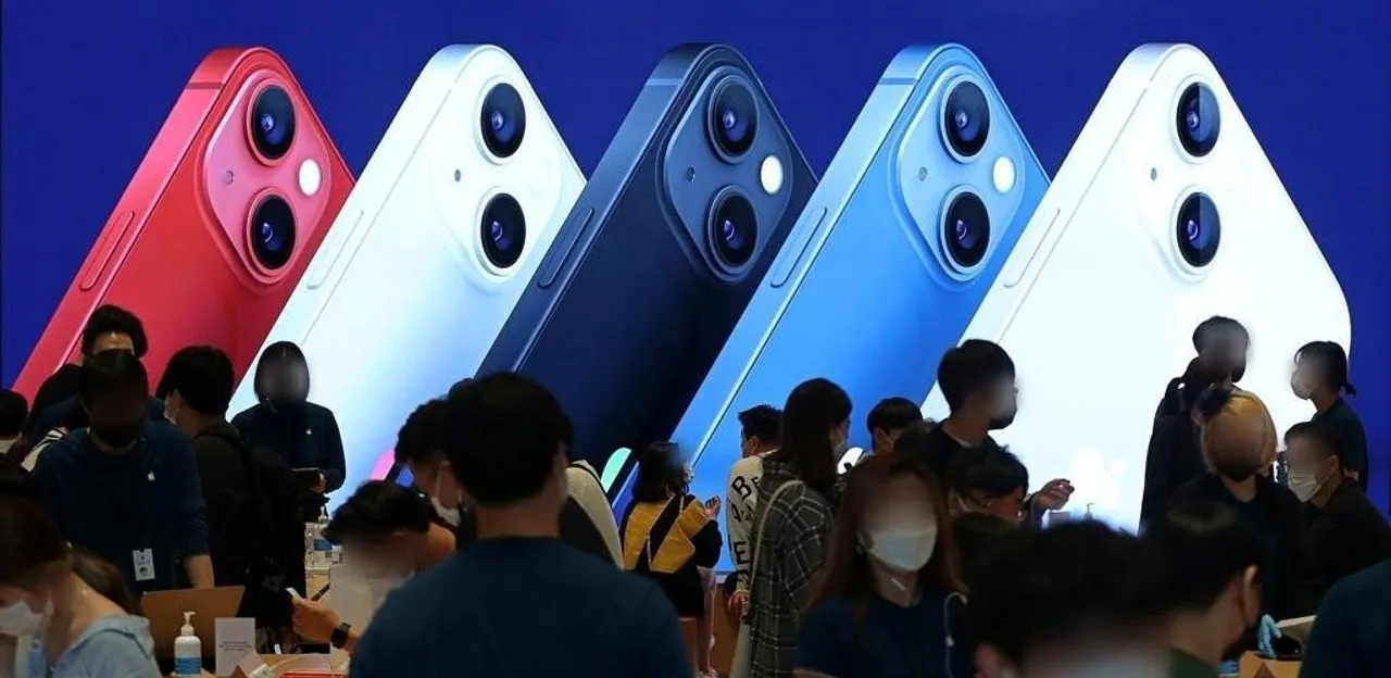  Seoul: In this file photo, an Apple store in Seoul bustles with visitors, as Apple Inc.'s new iPhone 13 smartphone was released on Oct. 8, 2021.(Yonhap/IANS) 