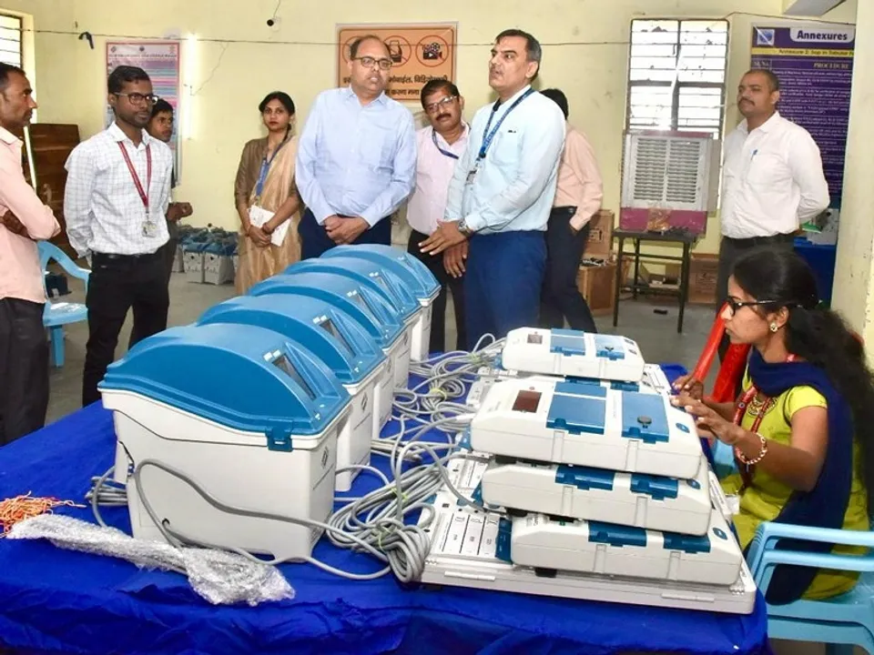  सुप्रीम कोर्ट ने तत्काल चुनाव आयोग को फॉर्म 17-सी सार्वजनिक करने का निर्देश देने से इनकार कर दिया है (फोटो- IANS) 