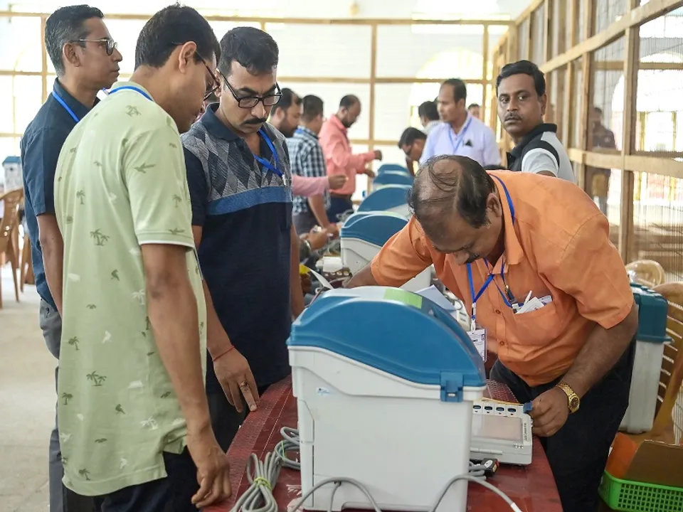 मतदान शुरू करने के लिए तैयारी करते चुनाव अधिकारी (फाइल फोटो) 