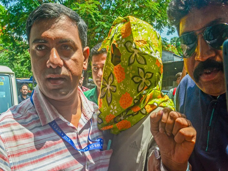  उत्तर 24 परगना: बांग्लादेशी सांसद अनवारुल अजीम अनार की हत्या के सिलसिले में गिरफ्तार आरोपी जिहाद हवलदार (24 वर्ष) को स्थानीय अदालत में पेश करते जांच अधिकारी (फोटो- IANS) 