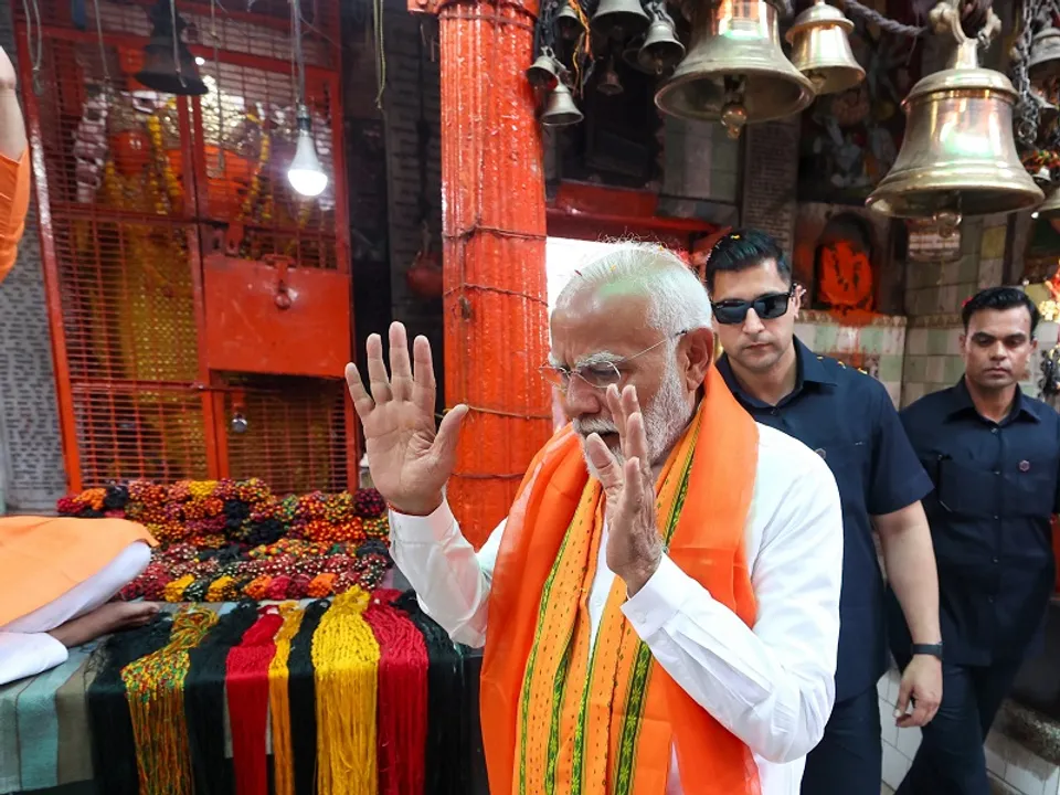  वाराणसी में काल भैरव मंदिर में पूजा-अर्चना करते प्रधानमंत्री नरेंद्र मोदी (फोटो- IANS) 
