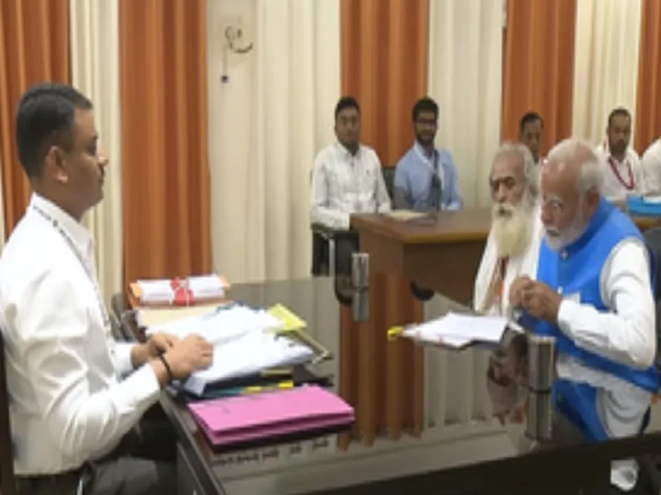 प्रधानमंत्री नरेंद्र मोदी ने वाराणसी से तीसरी बार किया नामांकन (फोटो- IANS) 