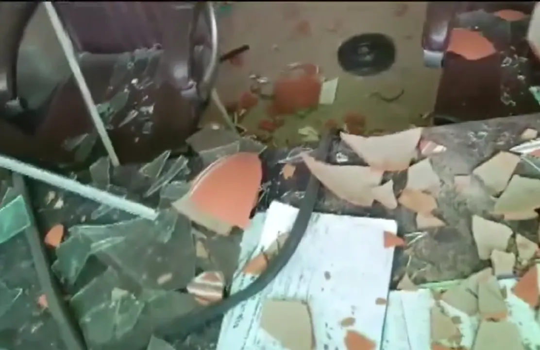  Stone-pelting at Delhi Jal Board office इमेजः ANI वीडियो ग्रैब 