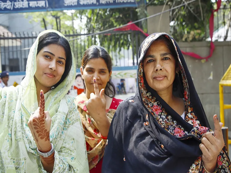  मतदान करने के बाद महिला वोटर्स (फोटो- IANS)  