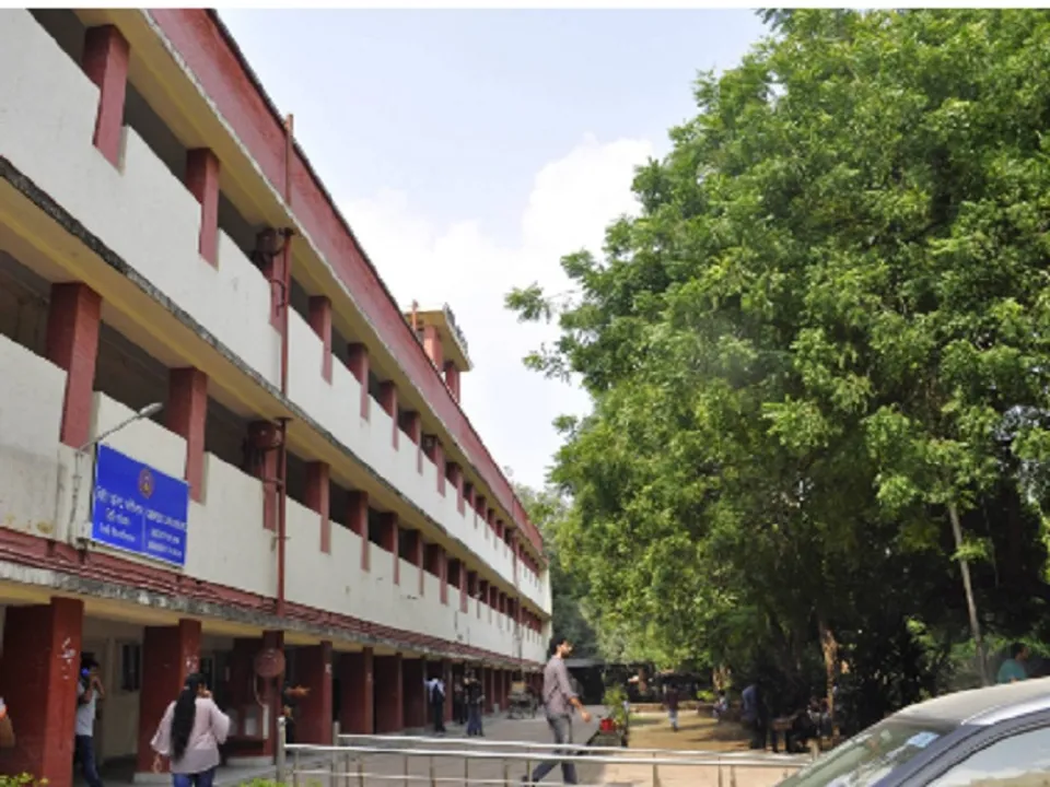  दिल्ली यूनिवर्सिटी के LLB सिलेबस में मनुस्मृति को शामिल करने पर विवाद 