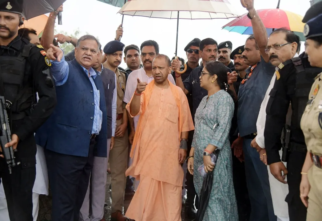  सीएम योगी बारिश के बीच घटनास्थल पर भी पहुंचे, जहां उन्होंने अधिकारियों से पूरी घटना का ब्योरा लिया। फोटोः IANS 