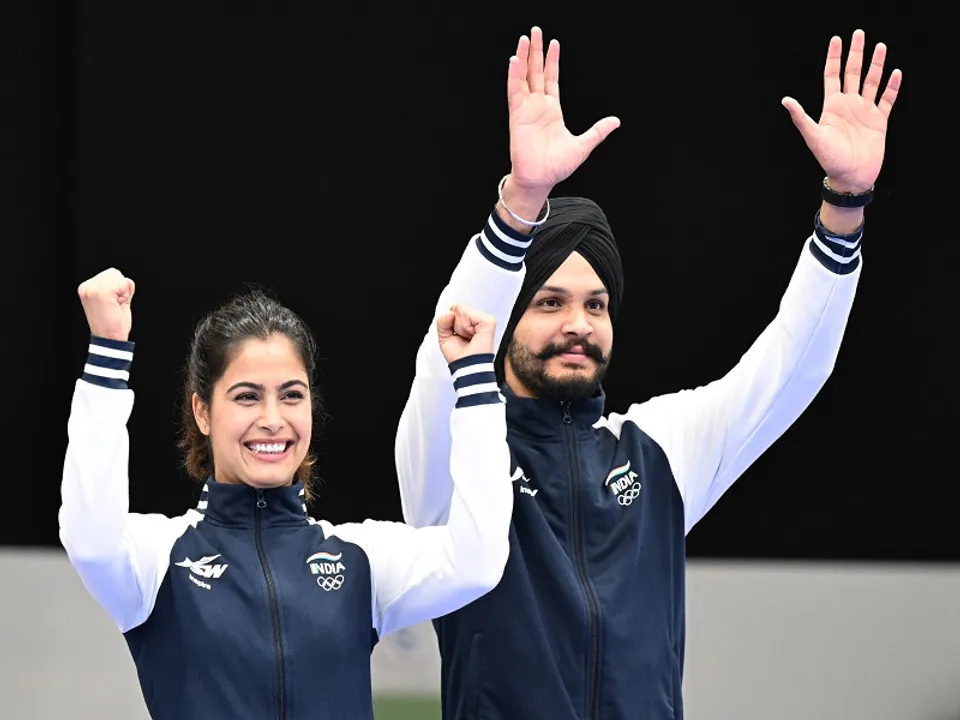  Chateauroux: India's Manu Bhaker and Sarabjot Singh pose for a photograph after winning the bronze medal in the 10m air pistol mixed team event at the 2024 Summer Olympics in Chateauroux, France on Tuesday, July 30, 2024.(IANS/Biplab Banerjee) 