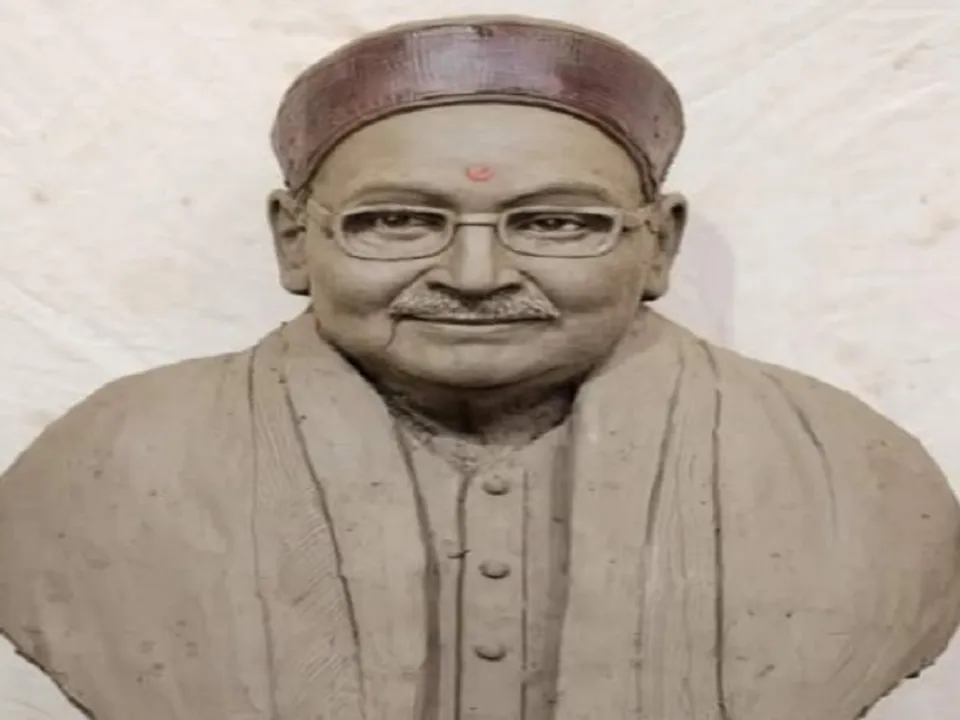  हरिशंकर तिवारी की प्रतिमा लगाने के लिए बनाए गए चबूतरे पर चला बुलडोजर (फोटो- X) 