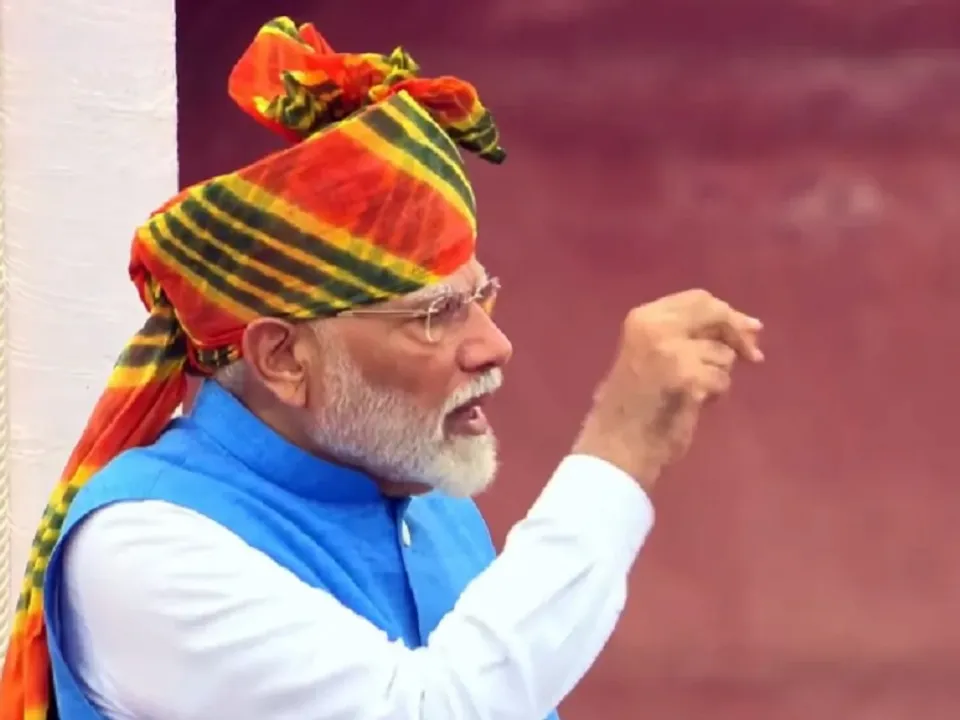  लाल किले से 11वीं बार पीएम नरेंद्र मोदी ने किया ध्वजारोहण (फोटो- X) 