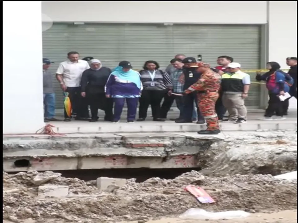  कुआलालंपुर में 26 फीट गहरे सिंकहोल में गिरी भारतीय महिला का 8वें दिन भी सुराग नहीं,  अधिकारी बोले-सर्च ऑपरेशन जारी रखना जोखिम भरा (फोटो- IANS) 