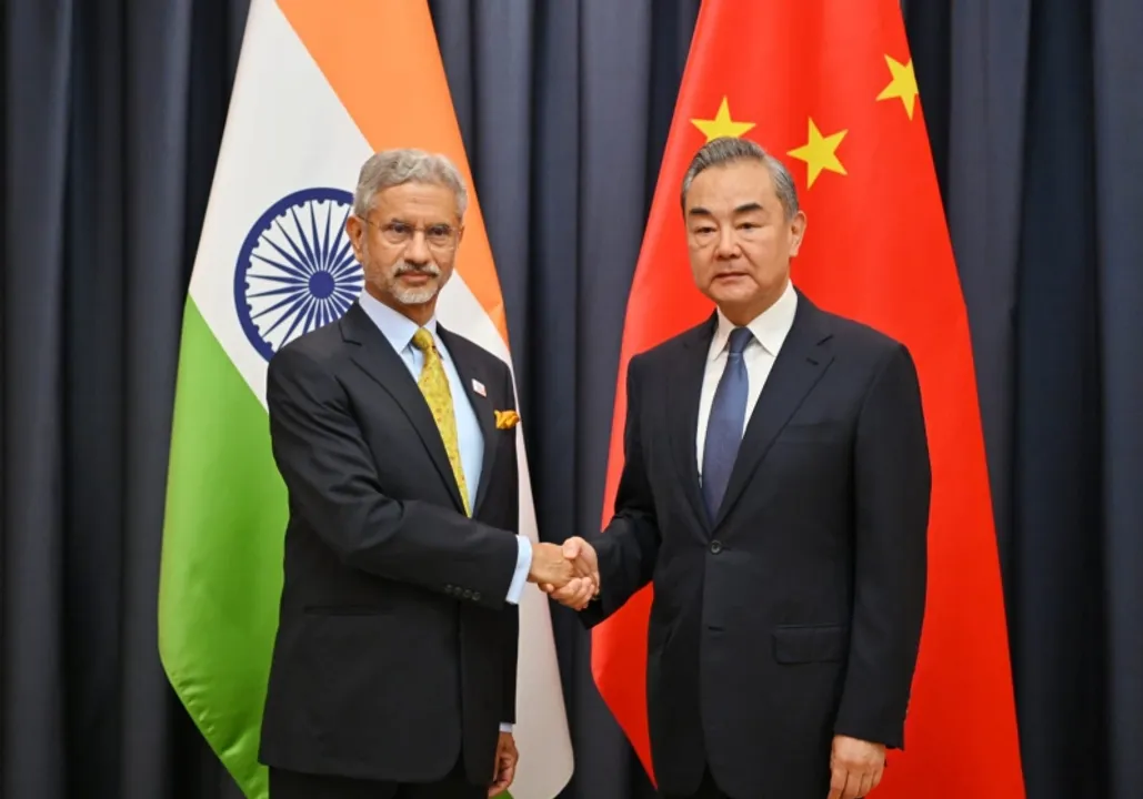  चीनी विदेश मंत्री वांग यी के साथ एस जयशंकर। फोटोः IANS 