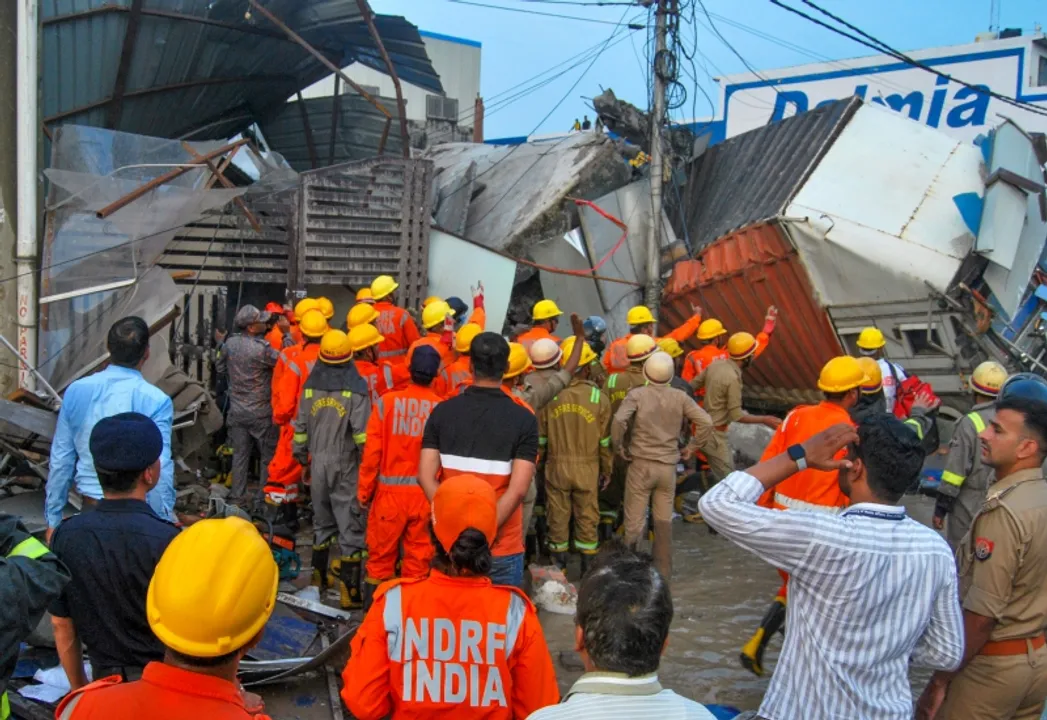  लखनऊ के ट्रांसपोर्ट नगर में 3 मंजिला इमारत गिरने के बाद बचाव अभियान लगे एनडीआरएफ और पुलिस के जवान।(फोटो: आईएएनएस) 