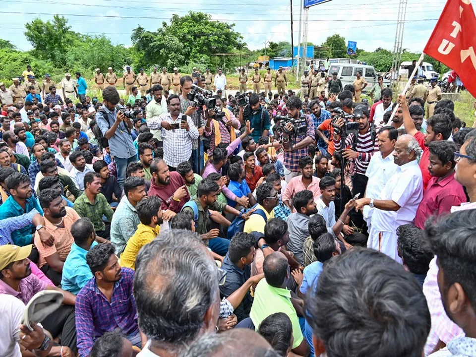  Kancheepuram: Samsung workers stage a protest near the company in Sungavachariram, demanding higher wages and recognition of the Samsung India Workers Union in Kancheepuram on Wednesday, October 9, 2024. (Photo: IANS) 