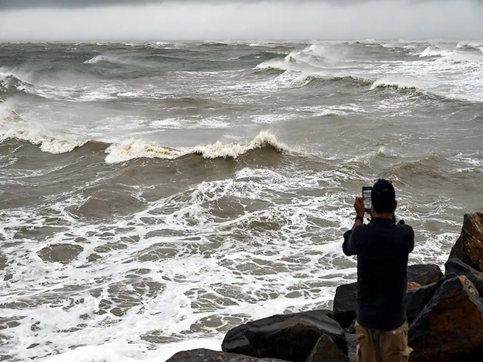  Paradeep: Dark clouds hover over Paradeep fishing harbour as tidal waves rise ahead of Cyclone Dana's landfall, expected between the night of October 24 and the morning of October 25, in Paradeep, Jagatsinghpur district of Odisha, on Thursday, October 24, 2024. (Photo: IANS/Biswanath Swain) 