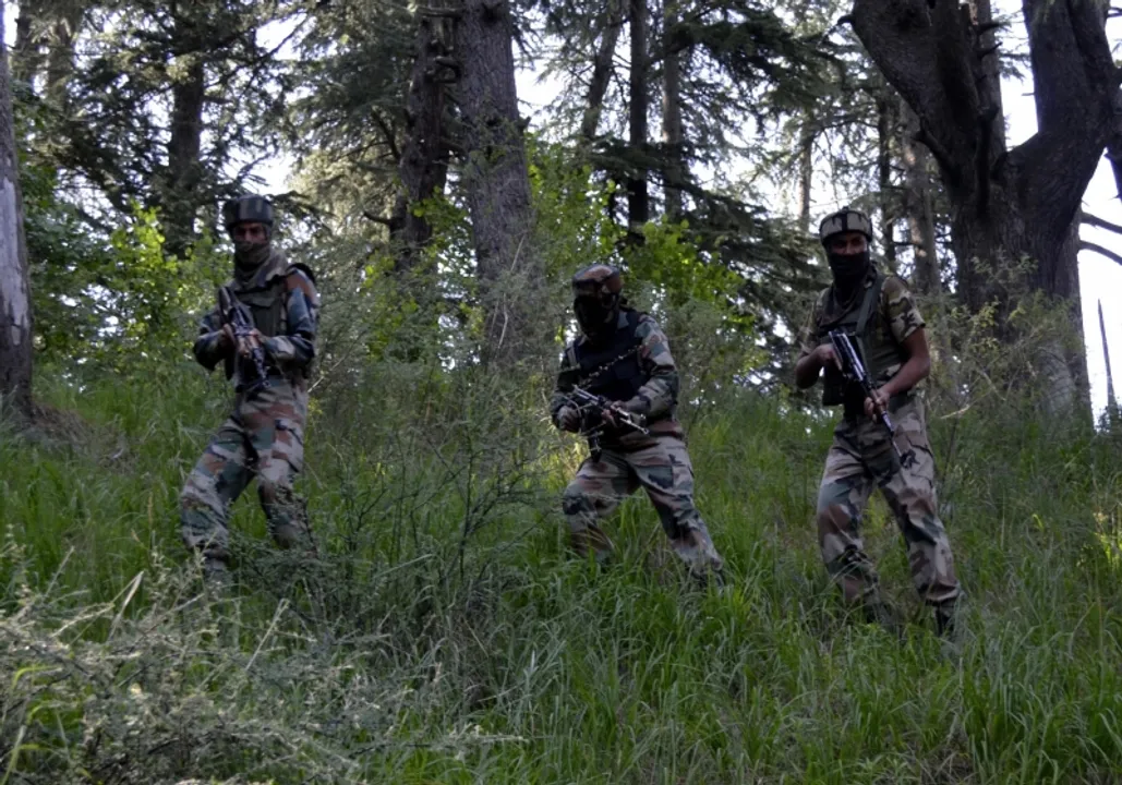  आतंकियों ने टेरिटोरियल आर्मी के दो जवानों का अपहरण कर लिया, हालांकि उनमें से एक जवान अपहरणकर्ताओं के चंगुल से भागने में सफल रहा। फाइल फोटोः IANS 